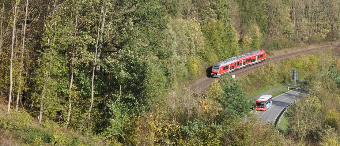 Foto_Peter-Newiger_Bahndamm_Antfeld_Zug-und-Bus